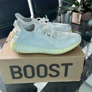 white yeezy boost - slightly dirty as shown but perfect condition - with box